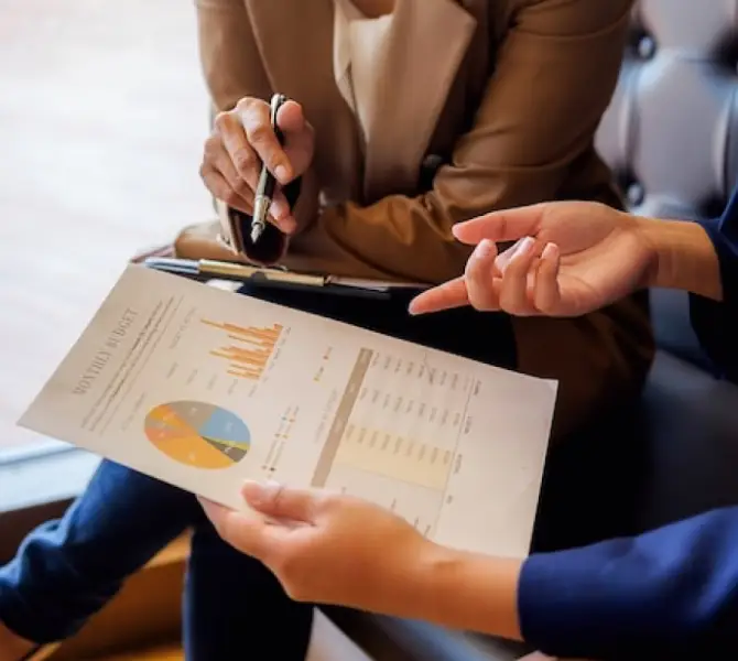 photo_business-people-discussing